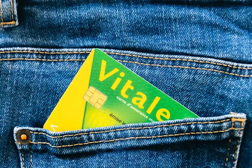 carte vitale française dans la poche d'un jean en gros plan