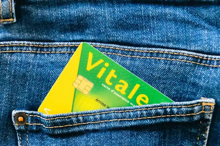 carte vitale française dans la poche d'un jean en gros plan